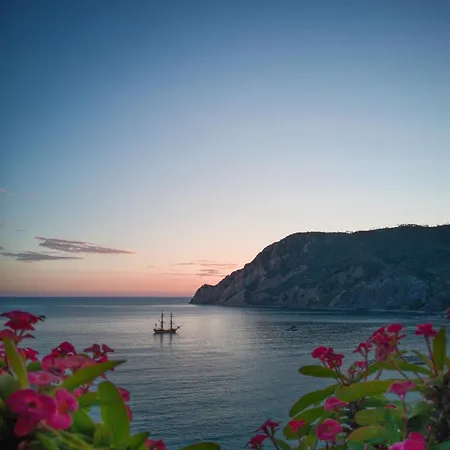 Porto Roca Monterosso al Mare