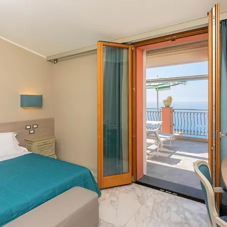 Porto Roca Hotel