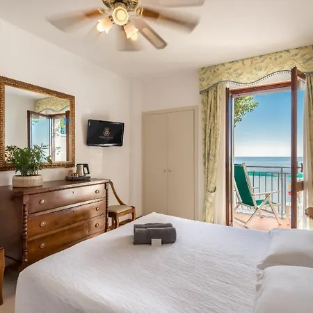 فندق Porto Roca مونتيروسّو ال ماري