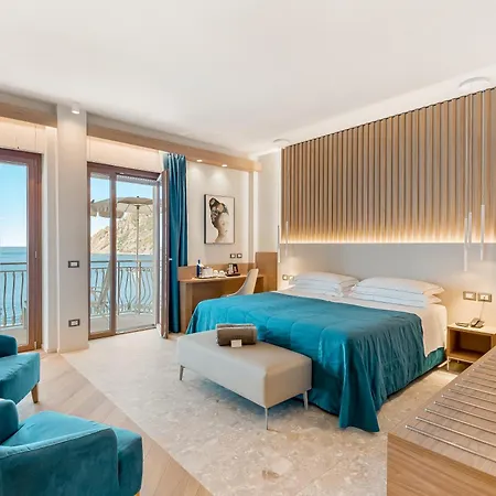 Porto Roca فندق مونتيروسّو ال ماري